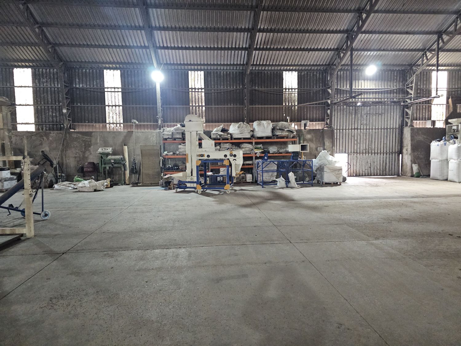 Interior de la planta con maquinaria de procesamiento